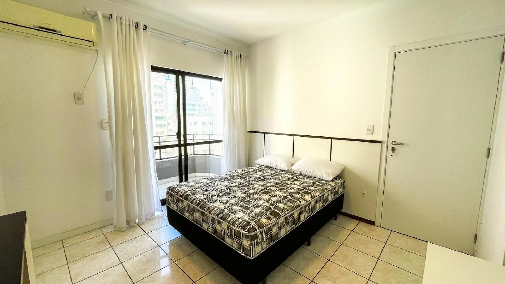 Apartmán 350 Metros Da Praia Central Na Avenida Brasil Proximo A Roda Gigante E Shopping Atlantico Balneário Camboriú